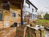 Scheune und Wohnhaus mit Brunnen - 