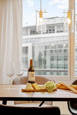 Wohnbereich - Fensterblick - 2 Zimmer Etagenwohnung zum Kaufen in Frankfurt