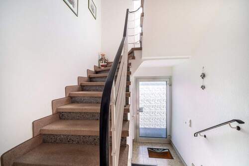 Treppenhaus EG - 8 Zimmer Mehrfamilienhaus, Wohnhaus zum Kaufen in Gütersloh