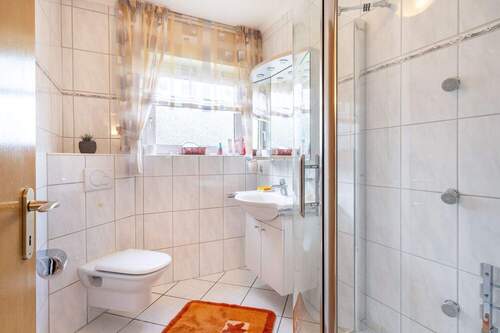 Badezimmer EG - Mehrfamilienhaus, Wohnhaus mit 143,10 m&sup2; in Gütersloh zum Kaufen