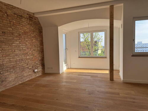 Wohnzimmer mit Ziegelwand - 3 Zimmer Etagenwohnung zum Kaufen in Berlin