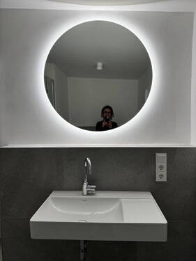 Waschbecken mit Spiegel - 