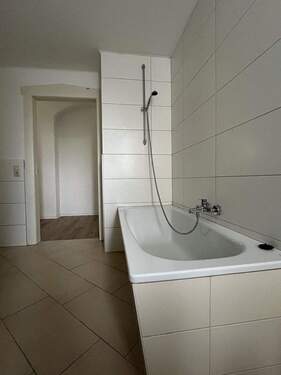 Bild 1 - Erstbezug nach Sanierung - Großzügige 4-Raumwohnung in Zwickau-Nord