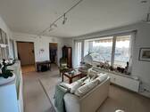 Wohnzimmer mit Flur u. Küche - Gepflegte Eigentumswohnung mit Aussicht und in toller Lage, plus 2 Loggien zu 2 Seiten, Tiefgarage, Aufzug usw.