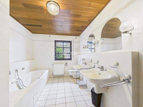 CAM03818G0-PR0073-STILL033 - 