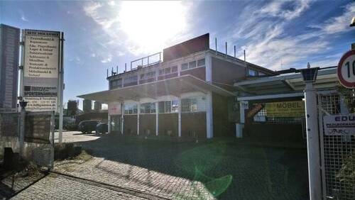 Grundstückszufahrt u. Hauptgebäude - 