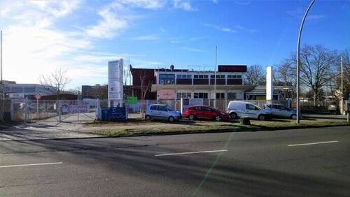Grundstücksansicht von der Hauptstraße aus - Halle in Berlin