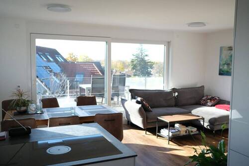 Blick ins Wohnzimmer - Neuwertig & exklusiv: Sonnige 3-Zi-Wohnung mit großer Dachterrasse und Südwest-Ausrichtung
