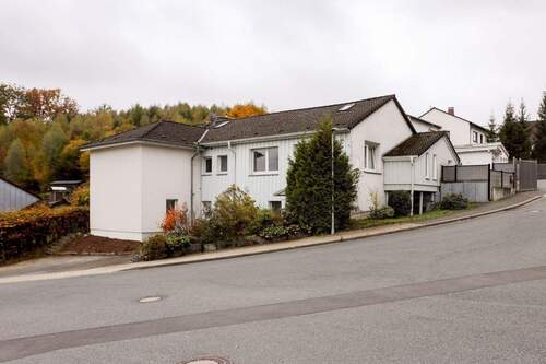 haus-005.jpg - Attraktives Mehrfamilienhaus mit 3 Wohneinheiten, großem Grundstück & Garagen – vielseitig nutzbar in Lüdenscheid - Pöppelsheim