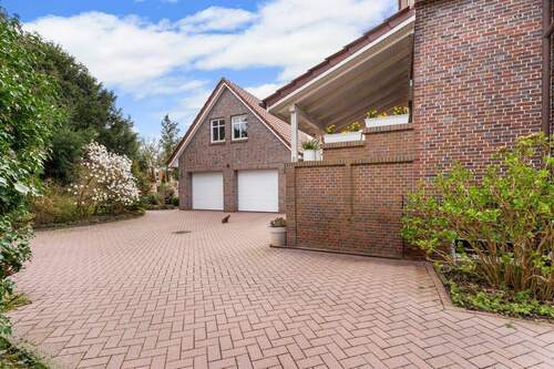 Auffahrt zum Innenhof - Einfamilienhaus mit 152,00 m&sup2; in Aurich zum Kaufen