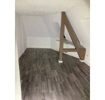 SCHÖNE 3-Raum-Wohnung Dachgeschoß, Nähe Zentrum Werdau, ca. 75 qm