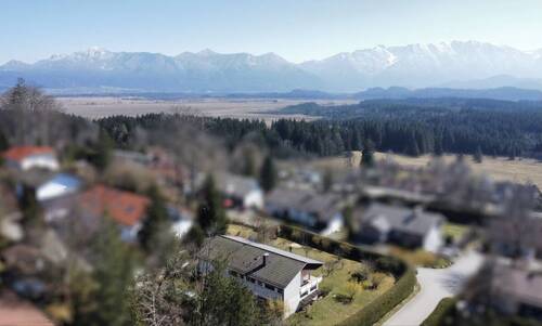 Blick auf Anwesen - Großes sonniges Anwesen mit traumhaften Gebirgsblick in Murnau