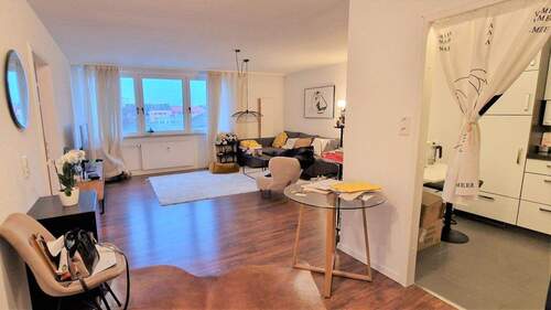 Wohnzimmer - Moderne 2 ZKB mit EKB und Aufzug