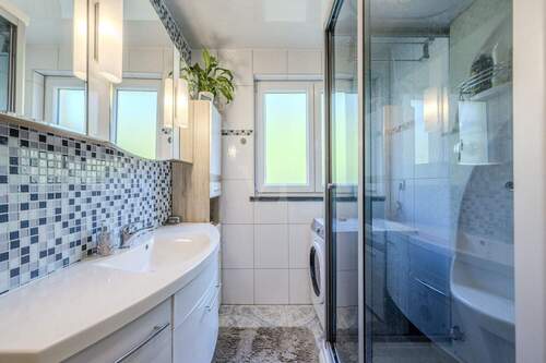 Badezimmer mit Welnessdusche und Waschmaschinenanschluss - 