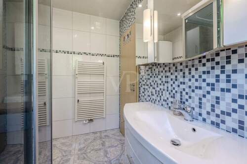 Badezimmer mit Welnessdusche und Waschmaschinenanschluss - 