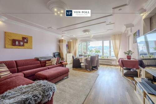 Wohn- und Esszimmer - Großzügige 4 Zimmer Wohnung mit Sonnenbalkon und Nähe zur Innenstadt