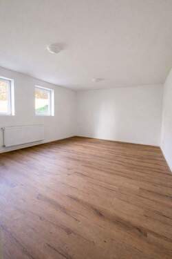 Wohnzimmer - Frisch sanierte 2-ZKB mit Einbauküche & großem Flur - Warmmiete inkl. Strom & Heizung