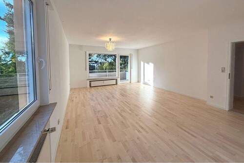 Wohn- und Esszimmer - Wohnen mit Aussicht - 2,5-Zimmer-Wohnung mit Balkon & EBK in Stuttgart-Gaisburg
