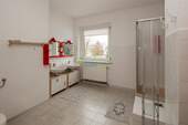 Pension / Einliegerwohnung - Tageslichtbad mit Dusche - 