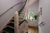 Treppenaufgang zum Wohnbereich im OG - 