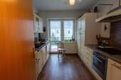 Küche mit Balkon im Wohnbereich im OG - 
