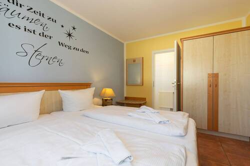 Das bequeme Bett mit Zugang zur Toilette - 