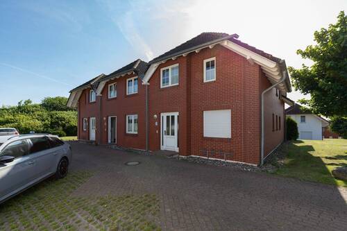 Die ansprechende Klinkerfassade - 2 Zimmer Etagenwohnung in Sagard