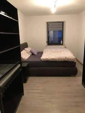 Schlafzimmer mit Doppelbett - Sanierte 2-Zimmer-Wohnung zu vermieten im Erdgeschoss - nähe zur FeKi - mit Einbauküche!