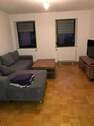 Wohnzimmer mit gemütlicher Couch - 2 Zimmer Etagenwohnung zur Miete in Bamberg
