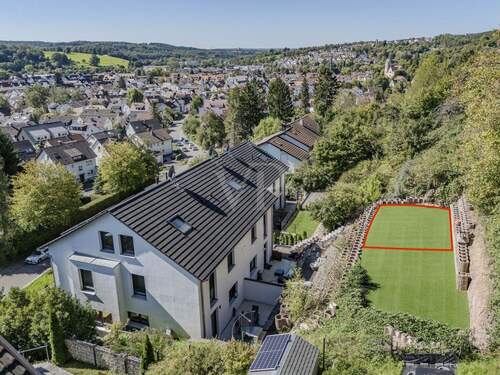 Hausansicht mit Gartenanteil - 