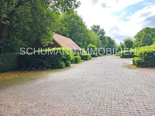 Parkplätze und Technikhaus - 