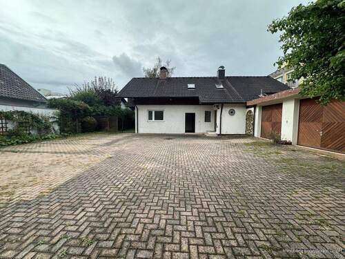 Wohnhaus Zufahrt - 1 Zimmer Mehrfamilienhaus, Wohnhaus zum Kaufen in Taufkirchen