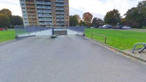 Einfahrt zur Tiefgarage. - 