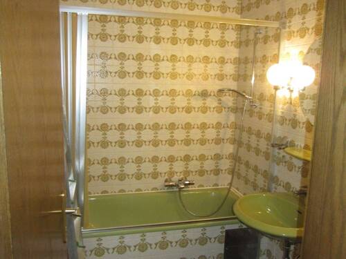 BLICK IN DAS BADEZIMMER - 