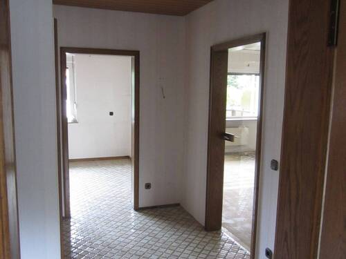 BLICK VON DER DIELE AUS ZU DEN ZIMMERN - 