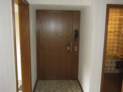 BLICK ZUM WOHNUNGSAUS / EINGANG - 