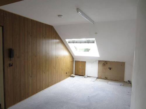 SEPARATES ZIMMER IM DACHGESCHOSS MIT WASSERANSCHL. - 