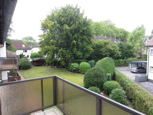 BLICK VOM BALKON ZUM GARTEN - 44227 DORTMUND, HELLE, FREIGEZOGENE, RENSAN.-BEDÜRFTIGE ETAGENWOHNUNG MIT BALKON UND GARTENANTEIL, ZU VERKAUFEN !
