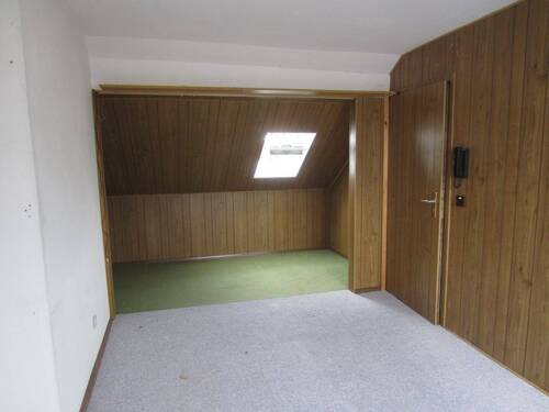 IMMER NOCH DAS DACHGESCHOSSZIMMER - 