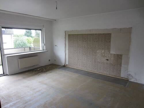 BLICK IN DAS HELLE GEMÜTLICHE WOHNZIMMER/BALKONAUS - 