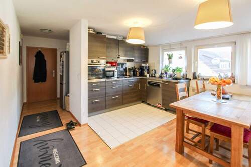 Eingangsbereich- Küche - 4 Zimmer Etagenwohnung in Esslingen am Neckar