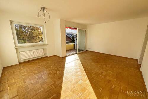 Heller Wohnbereich mit BLK. - Lichtdurchflutete 3 Zimmer-Wohnung mit Alpenblick & Südsonne.