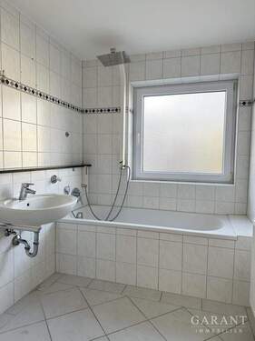 Tageslichtbad mit Wanne. - 