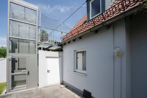 Außenaufzug zur Dachterrasse - 1 Zimmer Mehrfamilienhaus, Wohnhaus in Augsburg