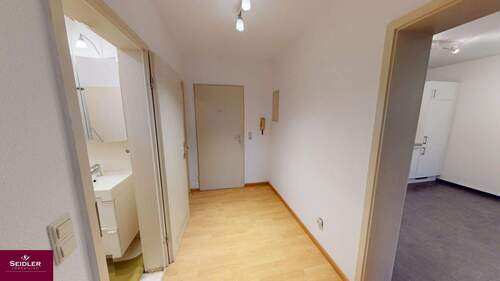 Geräumiger Eingangsbereich - 2 Zimmer Etagenwohnung zum Kaufen in Bad Krozingen