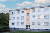 Frontansicht - 3 - Zi ETW mit Balkon & 2 Außenstellplätzen