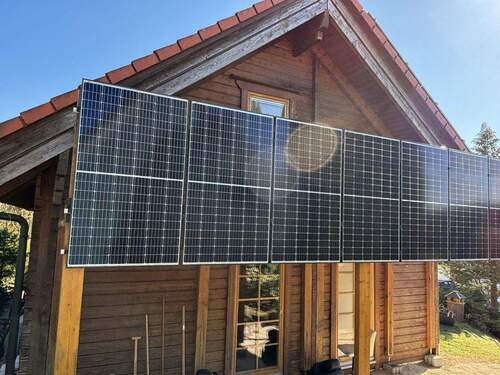 Balkon mit PV-Anlage - 