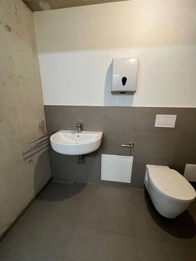 Mitarbeiter-WC im UG - 