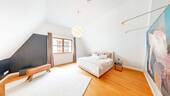 Großzügiges Schlafzimmer OG - 