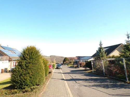 3 Blick Straße links - Grundstück in Much